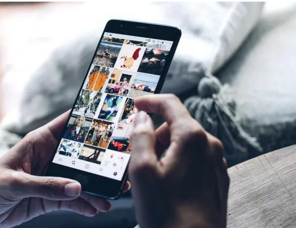 Instagram Hikayelerini görüntüleyen kişi Instagram Hikayelerini görüntüleyen kişi