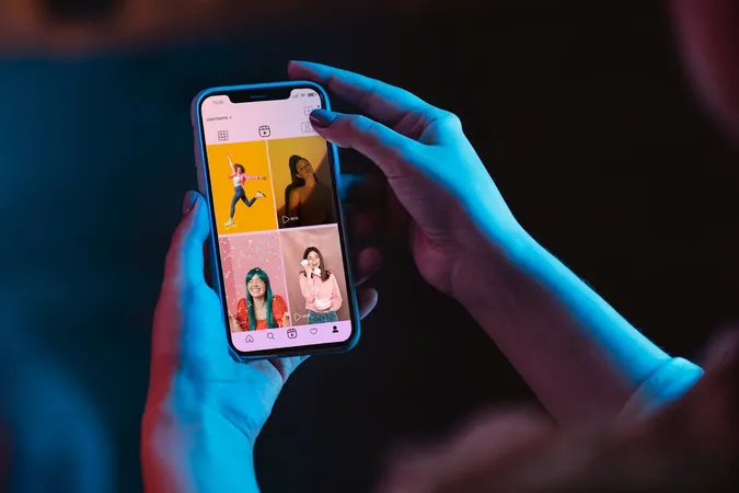 Kadın telefonunu tutuyor ve Instagram fotoğrafına bakıyor Kadın telefonunu tutuyor ve Instagram fotoğrafına bakıyor