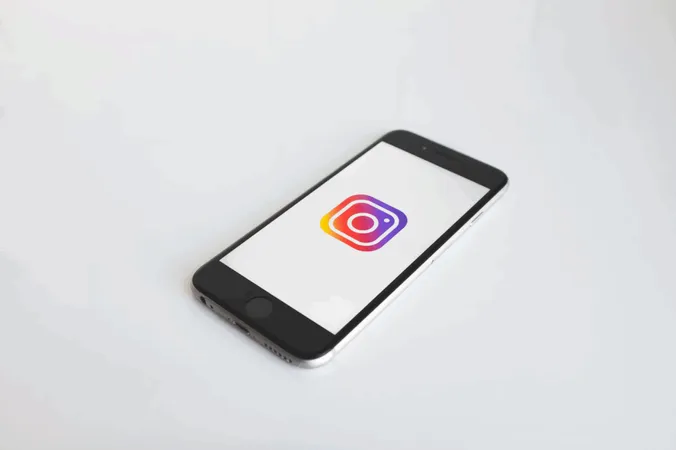 Un teléfono con la aplicación Instagram en la pantalla Un teléfono con la aplicación Instagram en la pantalla