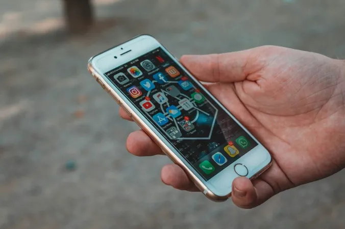 Smartphones con iconos de aplicaciones. Smartphones con iconos de aplicaciones.
