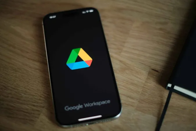 Telefonda Google Drive logosu Telefonda Google Drive logosu