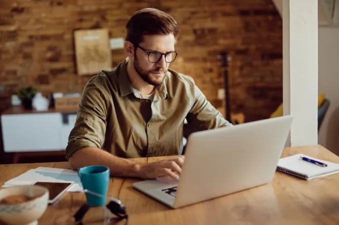 Laptop kullanan bir adamın Instagram’da yorum silmesi. Laptop kullanan bir adamın Instagram’da yorum silmesi.